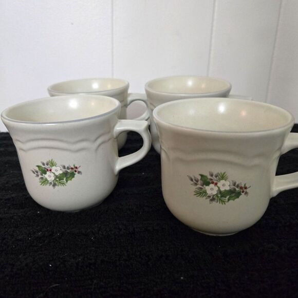 Vintage Pfaltzgraff Christmas Heirloom Mugs Set of 4 Mint Condition - Picture 2 of 4